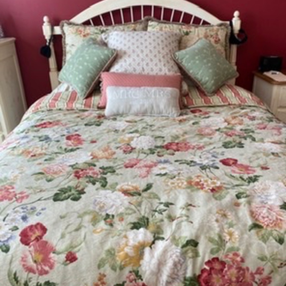 Queen size double sided comforter with accent pillows.